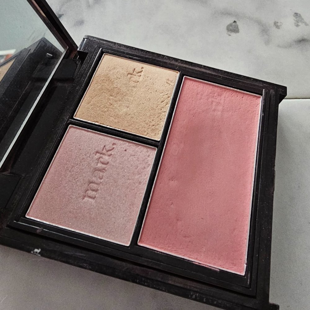 MARK (AVON)  - FLIP FOR IT MAKEUP KIT - GENTLY USED - GREAT CONDITION